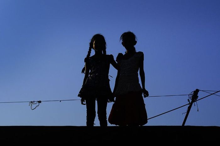 В Озерске маленькие девочки играли висящими проводами на крыше многоэтажки