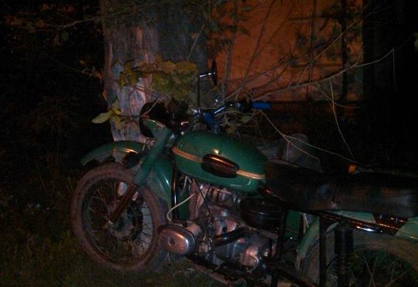 В Копейске этой ночью молния убила шестнадцатилетнего подростка за рулем мотоцикла. Подросток вез своего деда на мотоцикле по автодороге Копейск - Старокамышинск.
