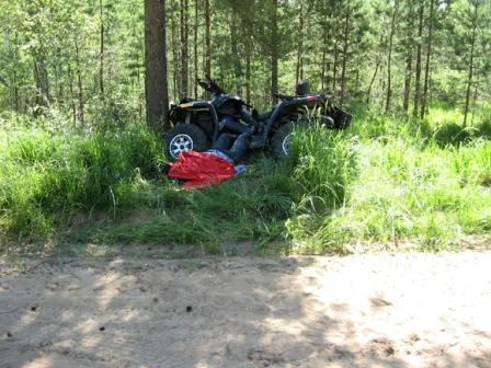 На трассе Долгодеревенское-Кыштым девушка на квадроцикле врезалась в дерево, погиб человек
