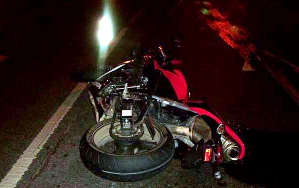 В Челябинске мотоциклист на «Хонде» сбил пешехода, погибли оба. Мотоциклист мчался по улице Братьев Кашириных без прав и без госномера на мотоцикле «Хонда».