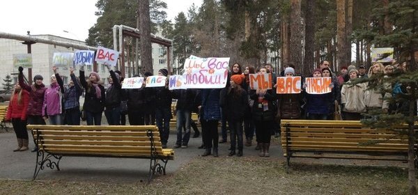 В субботу, 13 апреля полсотни человек собрались под окнами палаты челябинской областной больницы, где находится Галина Щербакова. Предположительно – это выпускники девяносто третьей гимназии.