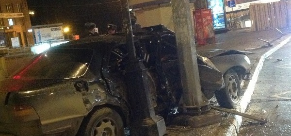 В Челябинске Lexus протаранил остановку на площади Революции и задавил два человека